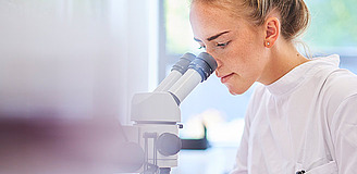 Жена пред микроскоп